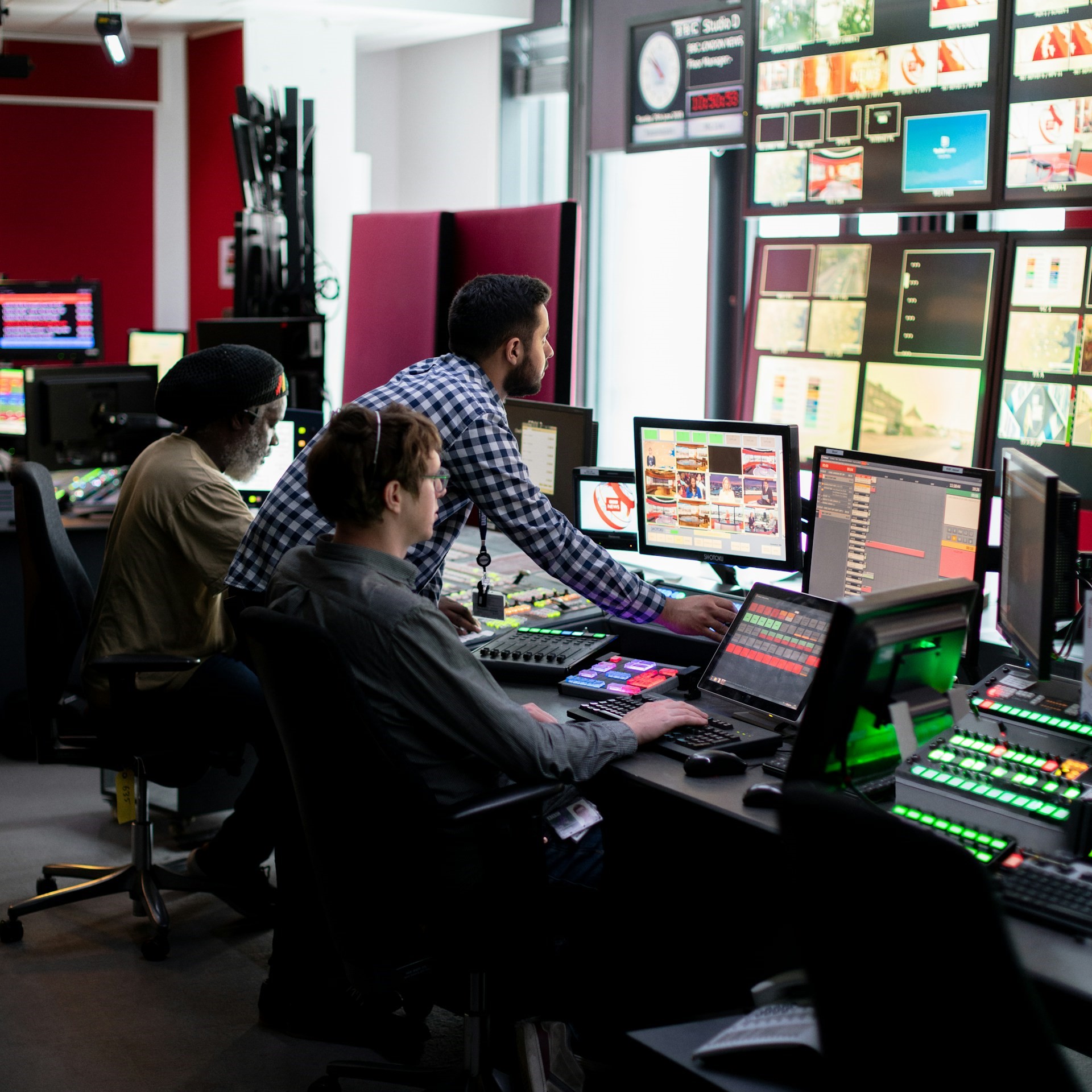 تعاون تقني وتشغيل احترافي — دقة وفريق عمل